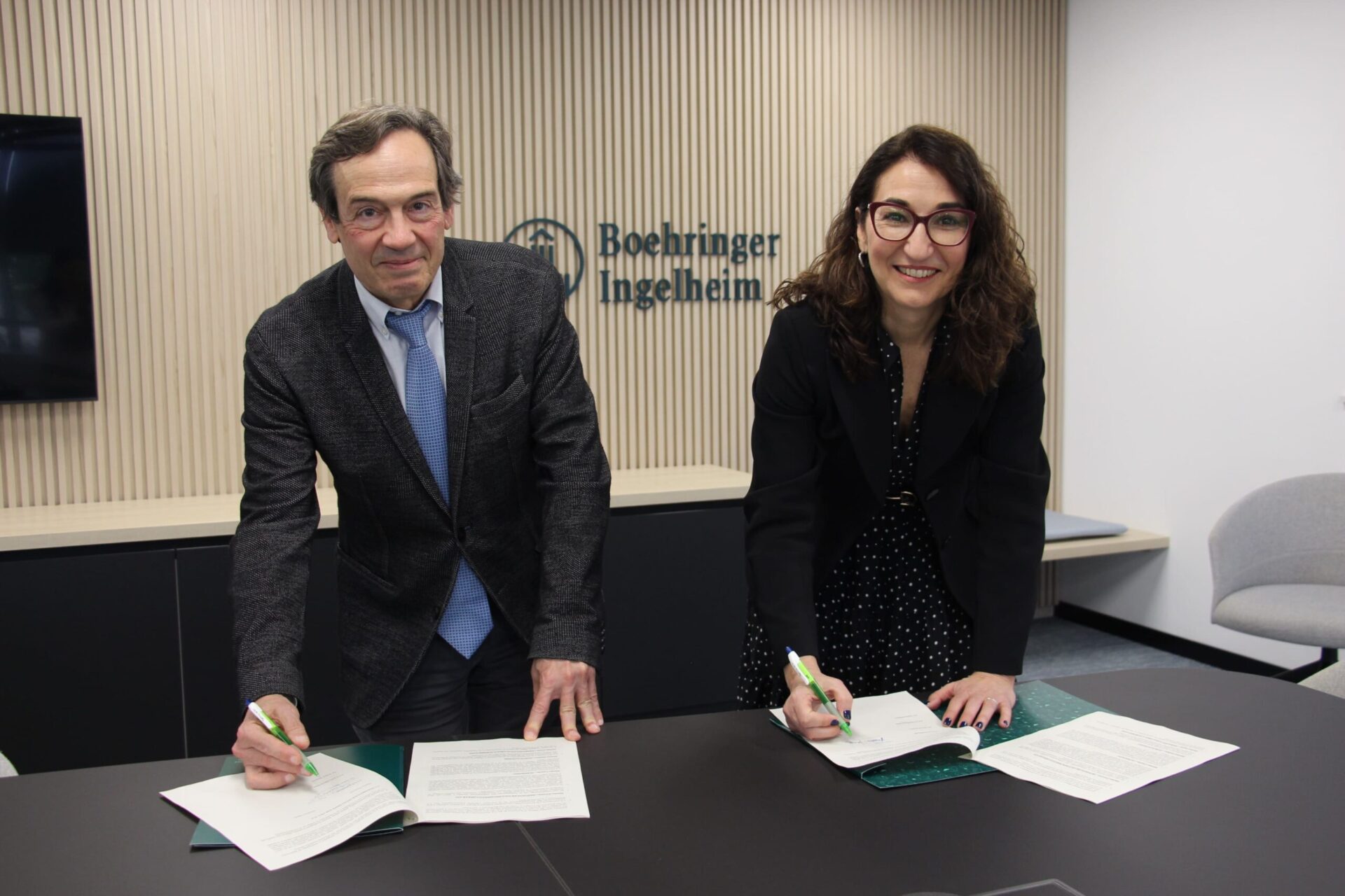 Dr. Rafael Bañares, presidente AEEH, y Arantxa García, directora de Medicina de CRM en Boehringer Ingelheim España